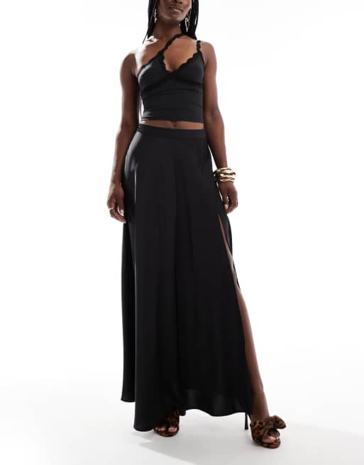 ASOS DESIGN – Czarna satynowa spódnica maxi z rozcięciem, 2 z 5
