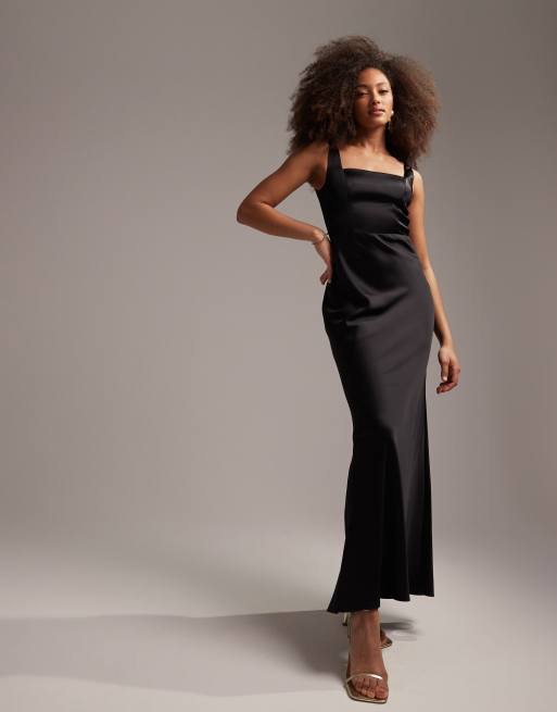 ASOS DESIGN – Czarna satynowa sukienka maxi z dekoltem karo