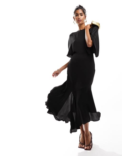 ASOS DESIGN – Czarna satynowa sukienka midi z asymetrycznym dołem i rozkloszowanymi rękawami