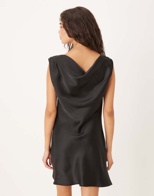 ASOS DESIGN – Czarna satynowa sukienka mini na jedno ramię z drapowaniem, 2 z 4
