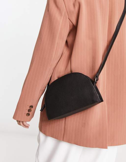 FhyzicsShops DESIGN – Czarna skórzana torebka crossbody w kształcie półksiężyca