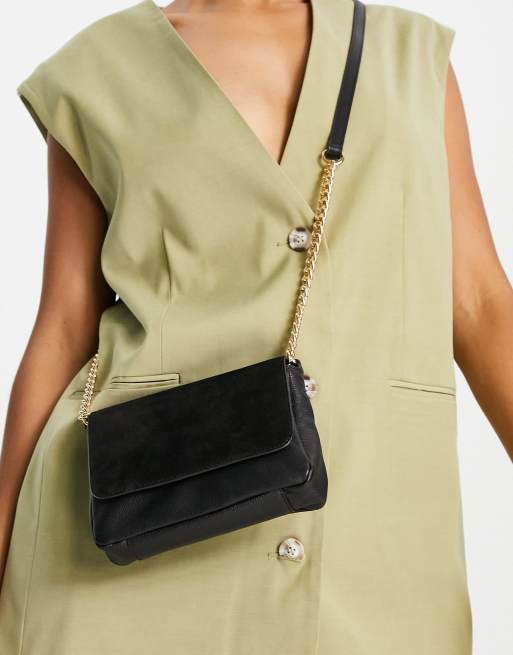 ASOS DESIGN – Czarna, skórzana torebka crossbody z klapą i paskiem z łańcuszkiem