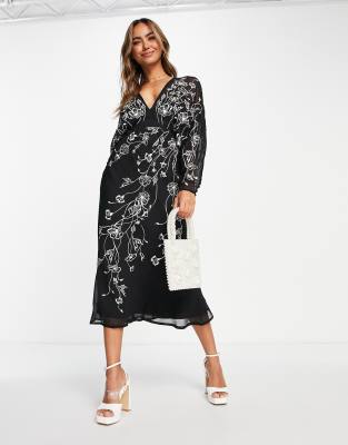 ASOS DESIGN – Czarna sukienka midi z rękawami nietoperzowymi w haftowany  kwiatowy wzór | ASOS