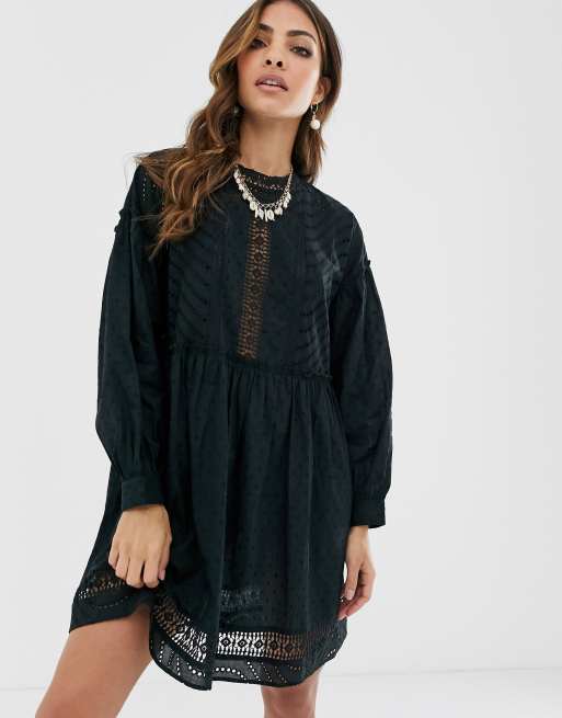 ASOS DESIGN – Czarna sukienka mini o luźny kroju z wysokim dekoltem typu dobby z ozdobnymi wykończeniami z koronki