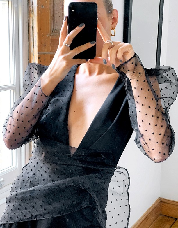  I Miły ASOS DESIGN – Czarna sukienka mini skater z głębokim dekoltem i rękawem z organzy w kropki Czarny