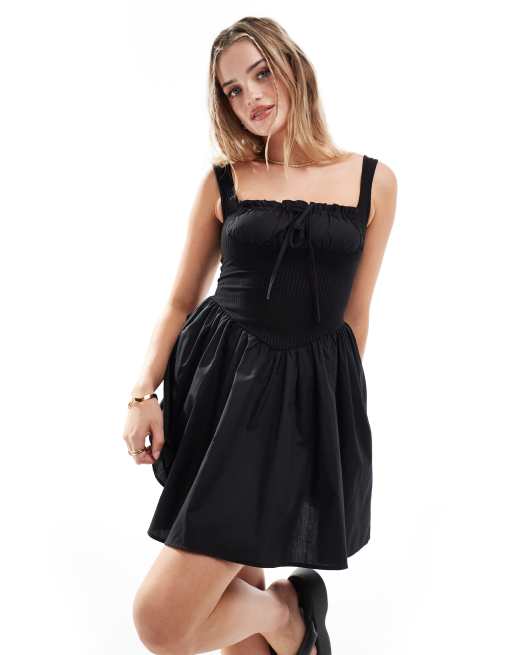 ASOS DESIGN – Czarna sukienka mini z prążkowaną górą na ramiączkach i popelinową spódnicą