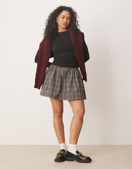 ASOS DESIGN – Czarna sukienka mini z różnych materiałów ze wstawką w kratkę