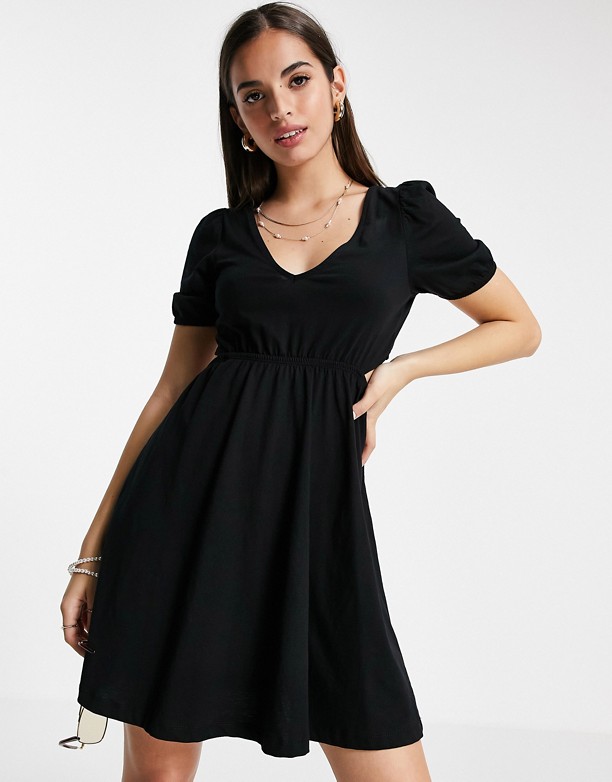 ASOS DESIGN – Czarna sukienka mini z wycięciem na plecach Black Światło Słoneczne 