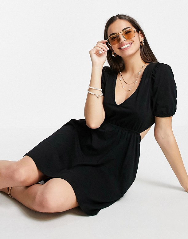 ASOS DESIGN – Czarna sukienka mini z wycięciem na plecach Black Światło Słoneczne 