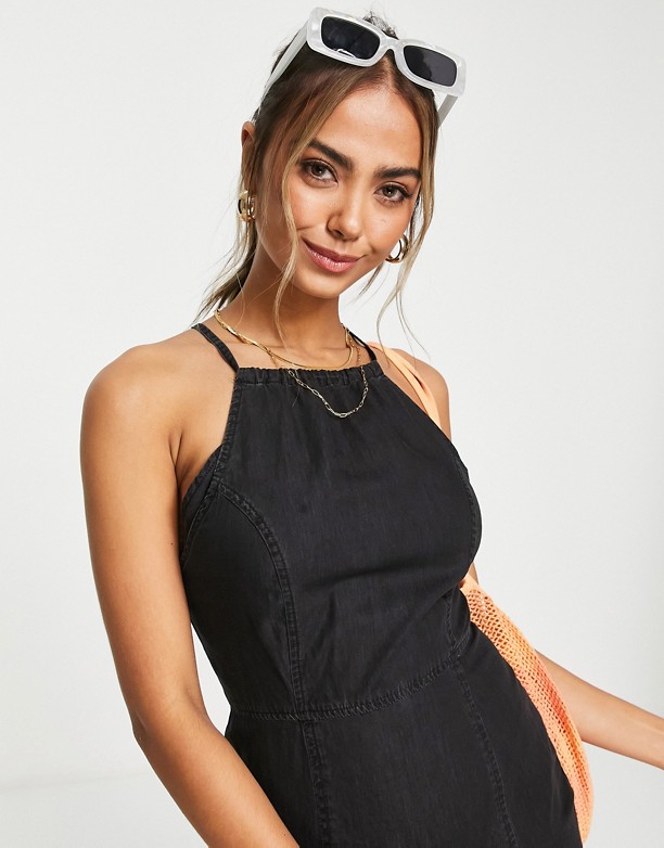  Spieszyć Się ASOS DESIGN – Czarna sukienka na ramiączkach z miękkiego denimu W kolorze spranej czerni