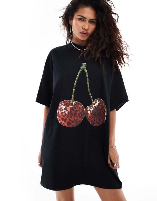 ASOS DESIGN – Czarna sukienka T-shirtowa mini o fasonie oversize z grafiką z wiśniami w cętki