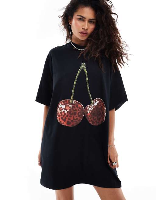 ASOS DESIGN – Czarna sukienka T-shirtowa mini o fasonie oversize z grafiką z wiśniami w cętki