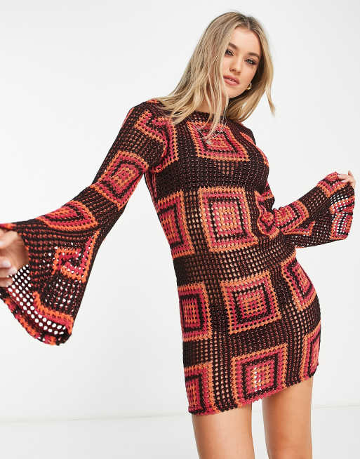 ASOS DESIGN – Czarna szydełkowana sukienka mini w różowo-pomarańczowe kwadraty z rozkloszowanymi rękawami
