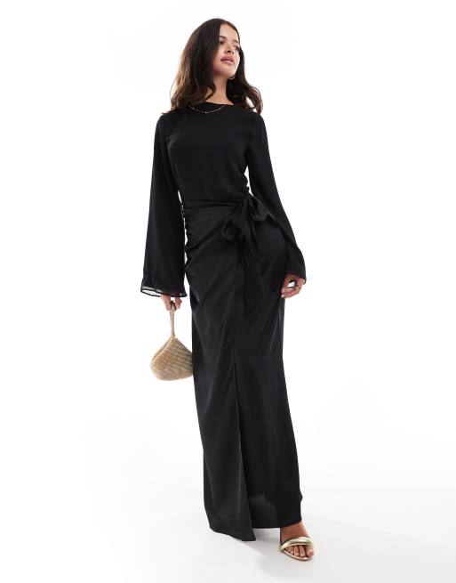 ASOS DESIGN – Czarna szyfonowa sukienka maxi z obszernymi rękawami i kopertową satynową spódnicą 
