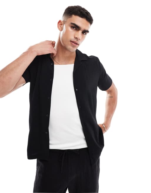 ASOS DESIGN – Czarna wiskozowa koszula o podkreślającym sylwetkę kroju z głębokim kołnierzykiem kubańskim i krótkimi rękawami