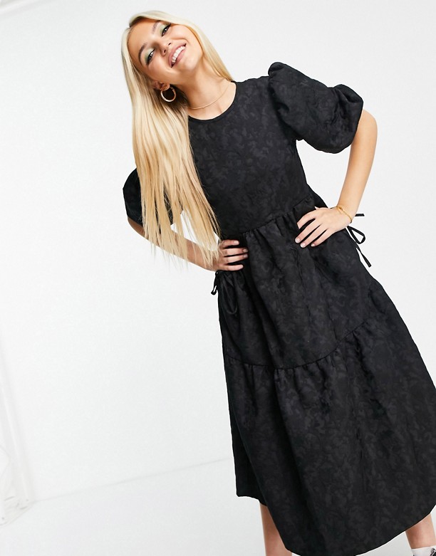  Projektant ASOS DESIGN – Czarna żakardowa warstwowa sukienka midi z naszytymi wypukłymi kieszeniami Czarny