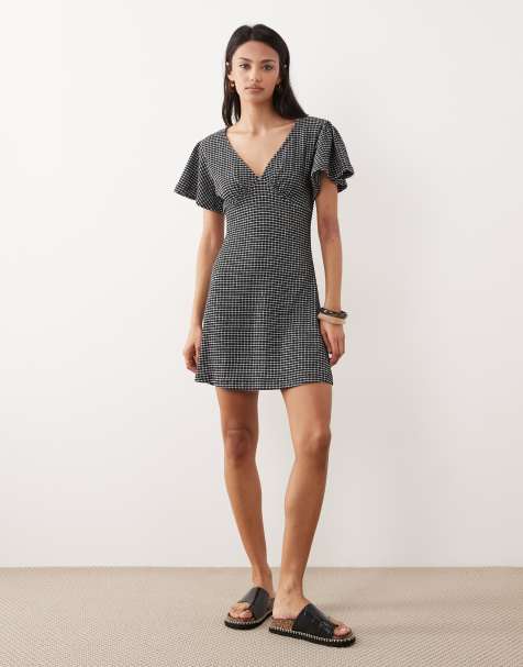 ASOS DESIGN – Czarna zwiewna sukienka mini w fakturowaną kratkę vichy z dekoltem V - view 1