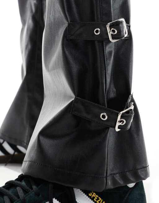 ASOS DESIGN – Czarne dzwony z imitacji skóry ze sprzączkami na dole, 3 z 5