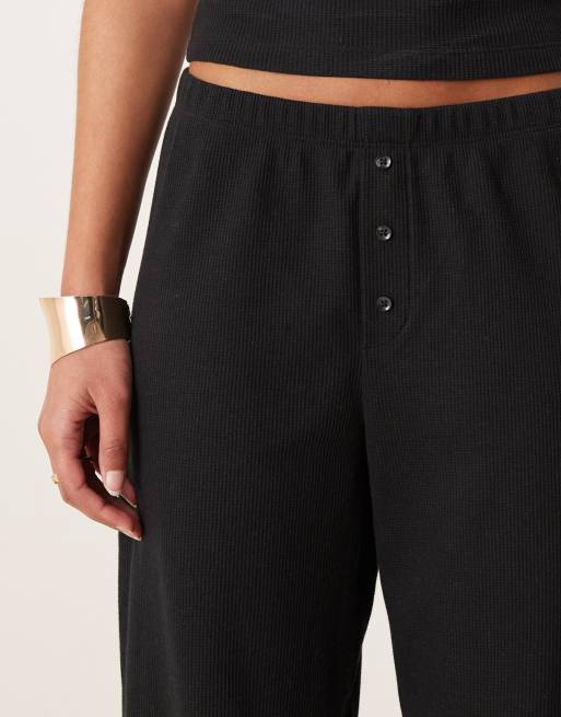 ASOS DESIGN – Czarne fakturowane spodnie z szerokimi nogawkami, 2 z 5