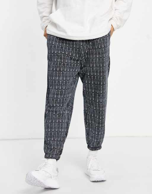ASOS DESIGN – Czarne joggersy oversize z napisem „Chicago” na całej powierzchni