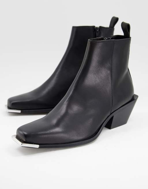 ASOS DESIGN – Czarne kubańskie sztyblety na obcasie ze skóry z metalowymi detalami na palcach