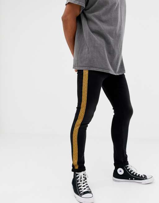 ASOS DESIGN – Czarne męskie jeansy o bardzo dopasowanym kroju ze złotymi lampasami