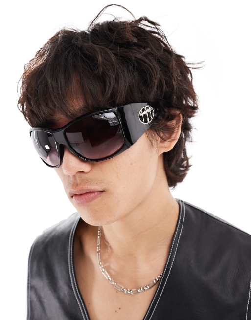 ASOS DESIGN – Czarne okulary przeciwsłoneczne w stylu lat 2000. z gotyckim krzyżem na zausznikach