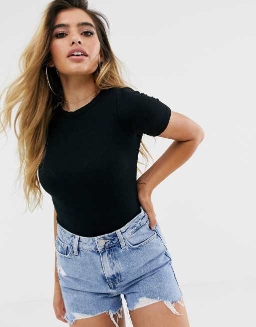 ASOS DESIGN – Czarne prążkowane body typu t-shirt o obcisłym kroju