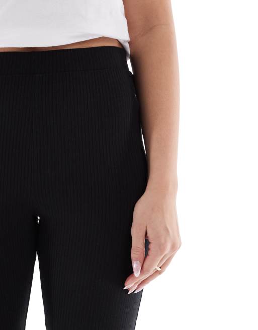 ASOS DESIGN – Czarne prążkowane dzwony z pofałdowanym wykończeniem, 3 z 5