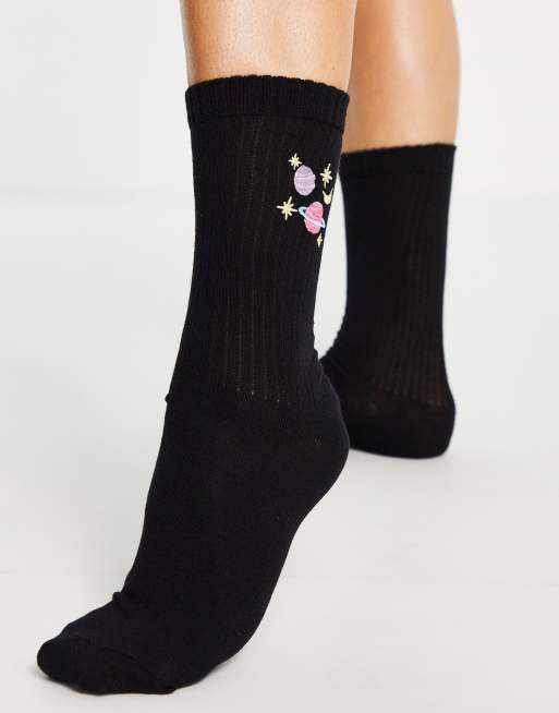 ASOS DESIGN – Czarne skarpetki do połowy łydki z wyhaftowanymi planetami