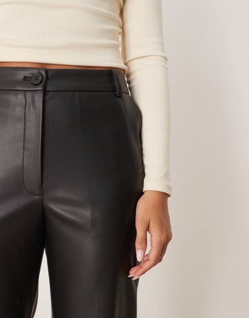 ASOS DESIGN – Czarne spodnie z imitacji skóry z prostymi nogawkami, 4 z 5