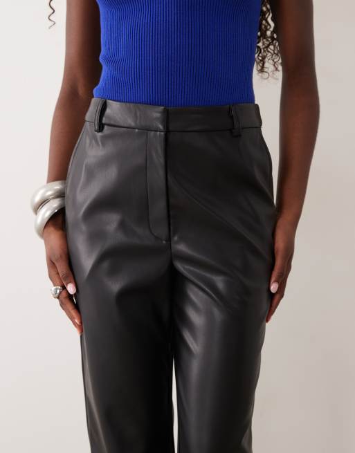 ASOS DESIGN – Czarne spodnie z imitacji skóry z prostymi nogawkami, 3 z 5