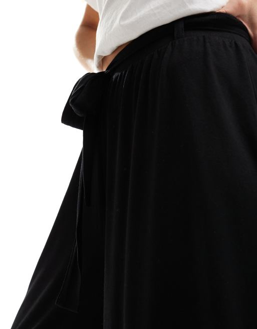 ASOS DESIGN – Czarne spodnie z szerokimi nogawkami i wiązanym paskiem, 2 z 5