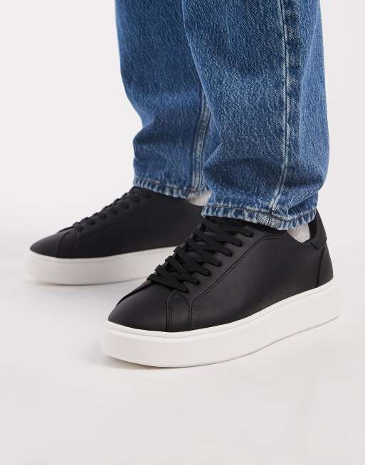 ASOS DESIGN – Czarne sznurowane buty sportowe z białą podeszwą, 2 z 5
