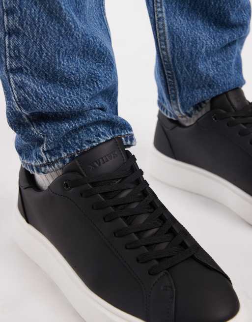 ASOS DESIGN – Czarne sznurowane buty sportowe z białą podeszwą, 3 z 5