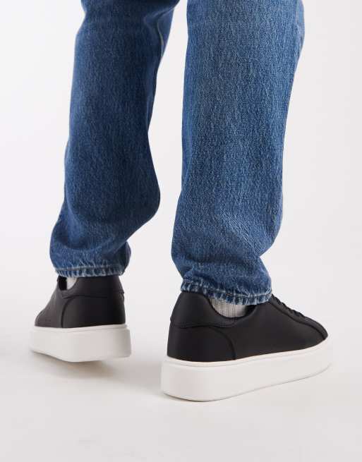 ASOS DESIGN – Czarne sznurowane buty sportowe z białą podeszwą, 4 z 5