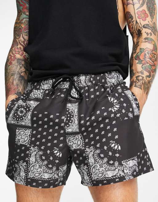 ASOS DESIGN – Czarne szorty kąpielowe o skróconej długości we wzór w bandany