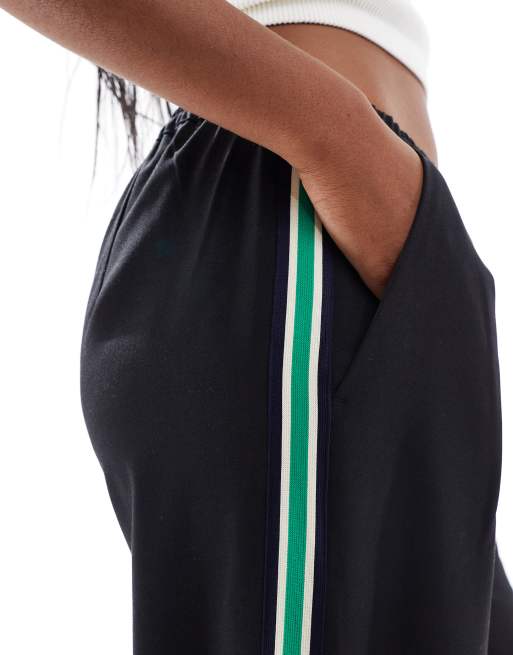 ASOS DESIGN – Czarne wciągane dresy sportowe z lampasami, 3 z 5