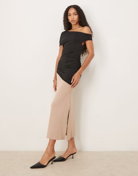 ASOS DESIGN – Czarno-beżowa sukienka maxi z łączonych materiałów z opadającym ramieniem - view 1
