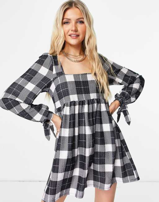 ASOS DESIGN – Czarno-biała luźna sukienka mini z dekoltem karo, wiązanymi mankietami i wzorem w kratę
