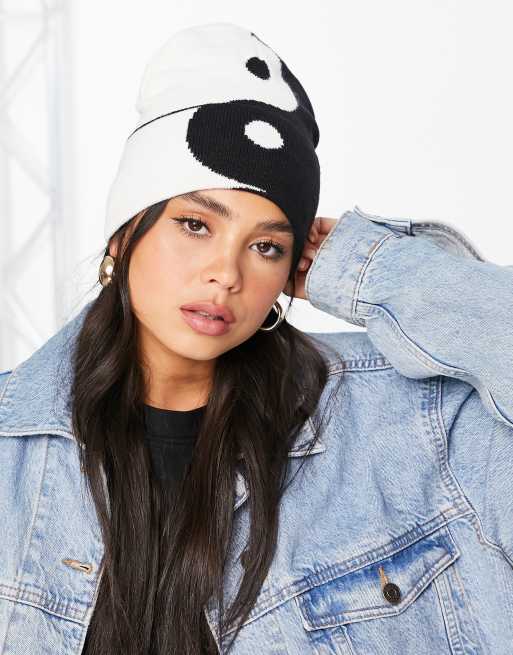 ASOS DESIGN – Czarno-biała odwijana czapka beanie z motywem yin i yang