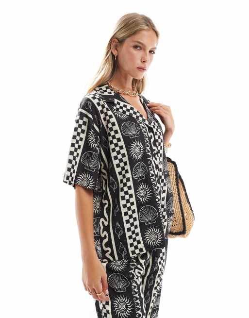 ASOS DESIGN – Czarno-biała pudełkowa koszula w wakacyjny wzór, część zestawu