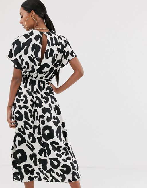 ASOS DESIGN – Czarno-biała sukienka midi pod szyję ze zwierzęcym nadrukiem  | ASOS