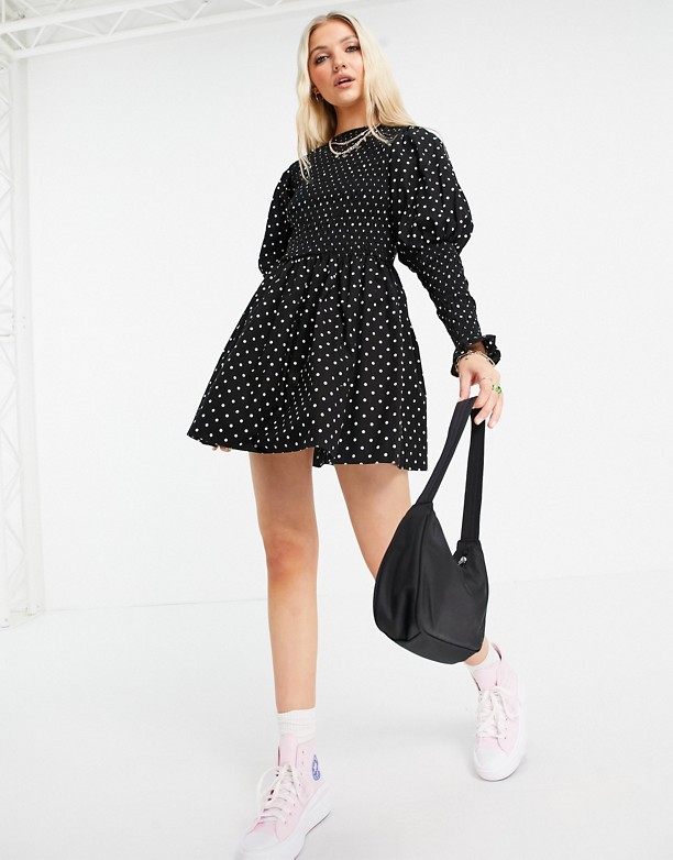 Kup Zakupy ASOS DESIGN – Czarno-biała sukienka mini skater w kropki z marszczeniem na mankietach W jednokolorowe kropki