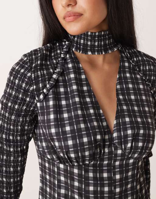 ASOS DESIGN – Czarno-biała sukienka mini z dekoltem halter w kratkę, 3 z 4