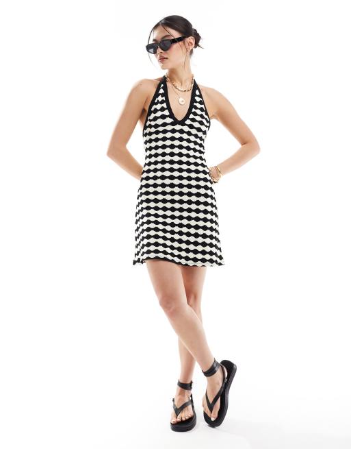 ASOS DESIGN – Czarno-biała szydełkowana sukienka mini z dekoltem halter we wzór