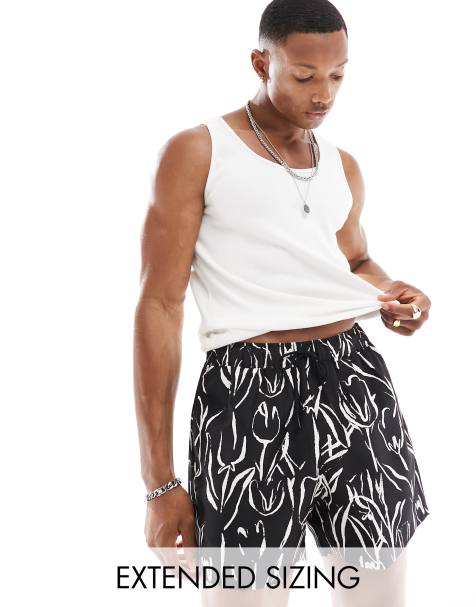 ASOS DESIGN – Czarno-białe krótkie szorty kąpielowe w kwiatowy wzór - view 1