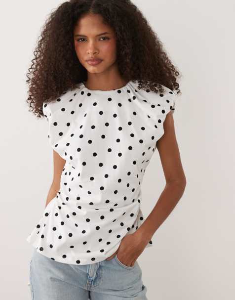 ASOS DESIGN – Czarno-biały marszczony top w groszki ze skośnymi rękawkami i odkrytymi plecami - view 1