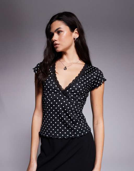 ASOS DESIGN – Czarno-biały opinający top z dekoltem w szpic we wzór w groszki z koronkowym wykończeniem