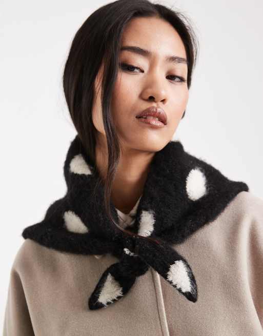 ASOS DESIGN – Czarno-biały trójkątny szalik w groszki ze szczotkowanym wykończeniem